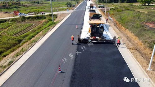 怀集冷坑六祖大道首条沥青公路铺设施工中